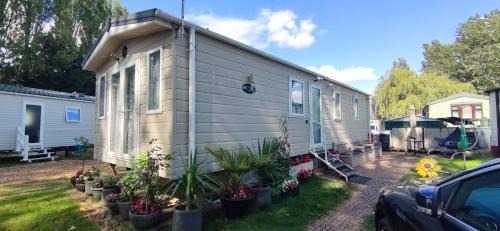 Great Houghton Apartment | Billing Aquadrome , Poplar ,2 bedrooms caravan, KM12
