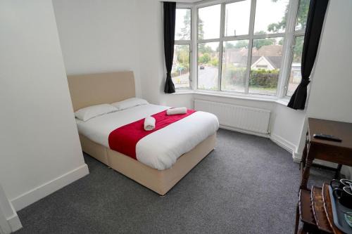 Horley House | Birchwood Lodge With Holiday Parking