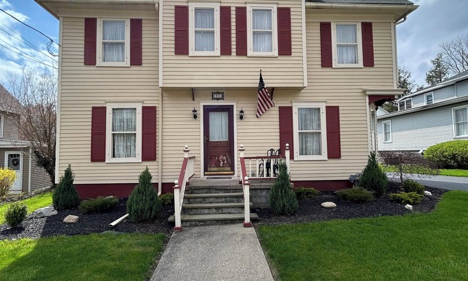 Hammondsport House | Bishop & DeSanto Family Inn, Sleeps 8