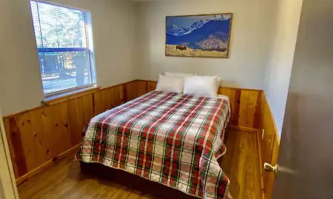 Sulphur Cabin | Bison Cabin #5 - Rocky Point Cabins