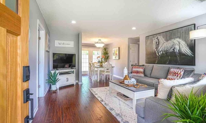 Madison House | ‘Bit-O-Glam’ Welcomes You! Beautiful 3 Bedroom 2 Bath Home!