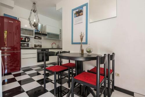 Komiza Apartment | Black and White chill out