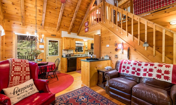 Clarkesville Cabin | Black Bear Bungalow - Lovely Chalet in the Woods
