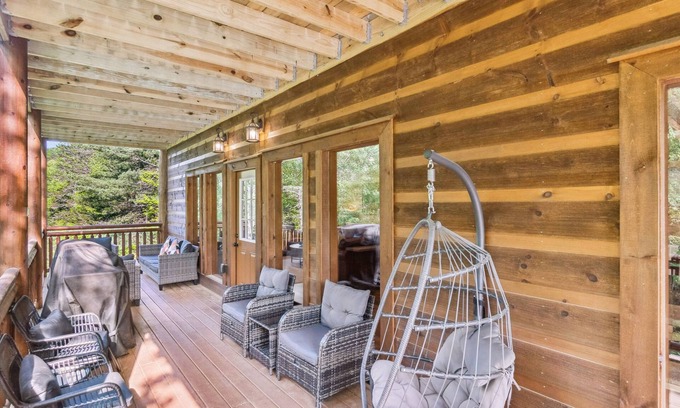 Caton Cabin | Black Bear Splash 6 Bedroom Cabin by RedAwning