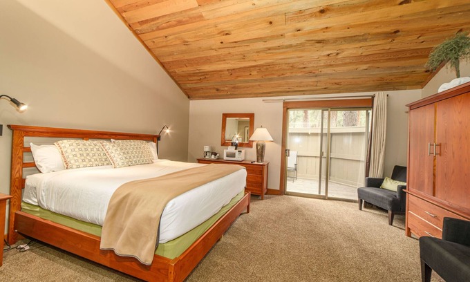 Black Butte Ranch Apartment | Black Butte Ranch Lodge Room 024