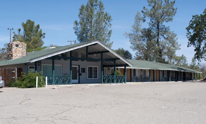 Coarsegold Hotel | Black Hawk Lodge