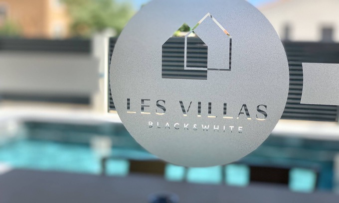 Palau-del-Vidre Villa | Black Villa with private pool