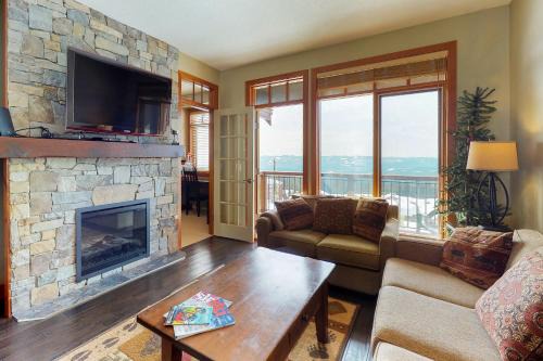 Big White Ski Resort House | Blacksmith Lodge 7