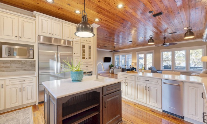 Harold House | Blackwater Bay Hideaway by AvantStay | Waterfront, Pool, Dock, Hot Tub