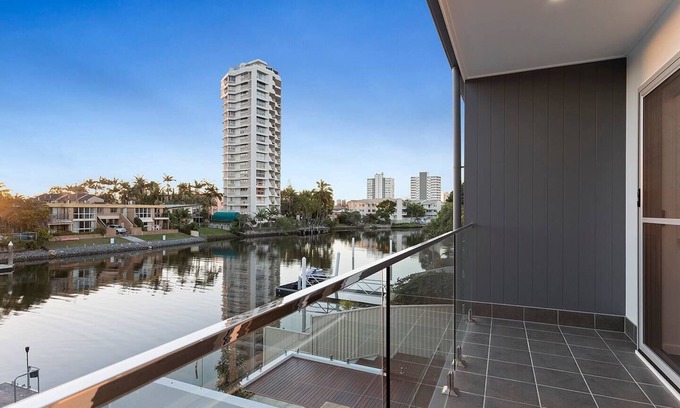 Surfers Paradise Villa | Bliss At Surfers Paradise walk to Surfers!
