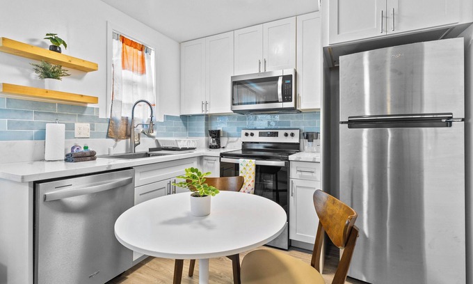 McCully - Moiliili Apartment | Blissful Honolulu Oasis: Renovated & Modern w/AC