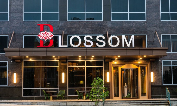 Texas Medical Center Hotel | Blossom Hotel Houston, Curio Collection by Hilton