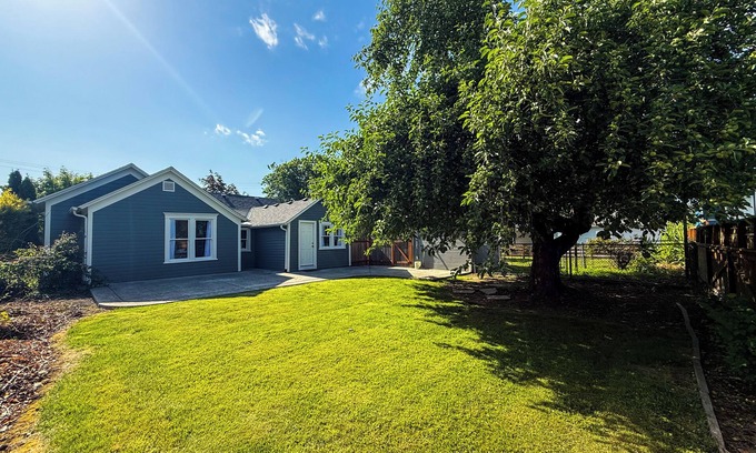 Carlton House | Blue Bird Cottage - a charming 2-bedroom house with WiFi, AC in adorable Carlton