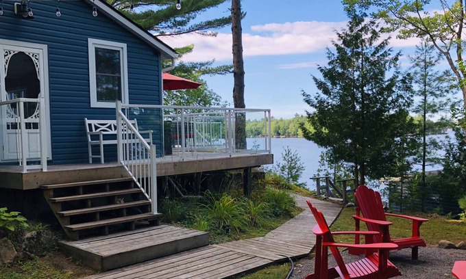 Gravenhurst Cottage | Blue Bliss Cottage with Separate Boat House Accommodations on Lake Muskoka 4b/2b