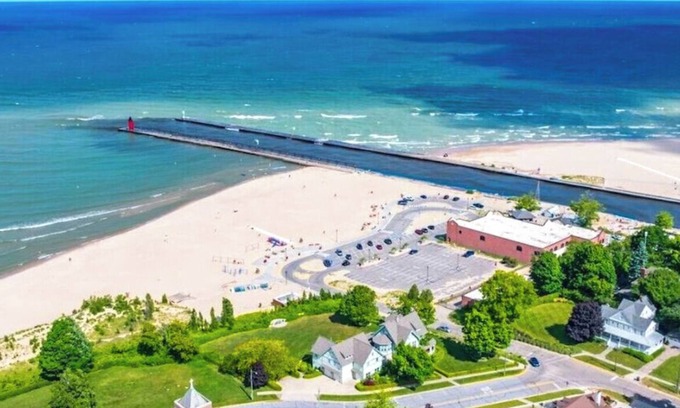 South Haven House | Blue Grasshopper – Spacious Luxury Retreat with Two Primary Suites