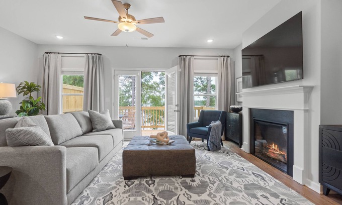Lake Oconee House | Blue Heron Escape-Sleeps 7, PRIME location, Shuffleboard, Paddleboards + Pool!