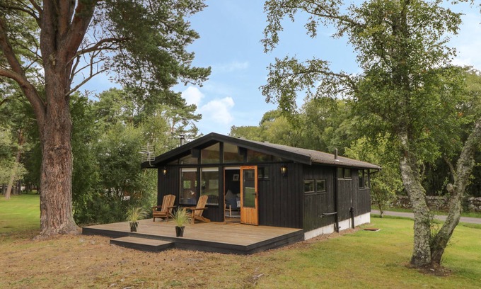 Dornoch Cottage | BLUE PINE LODGE, family friendly, with open fire in Dornoch
