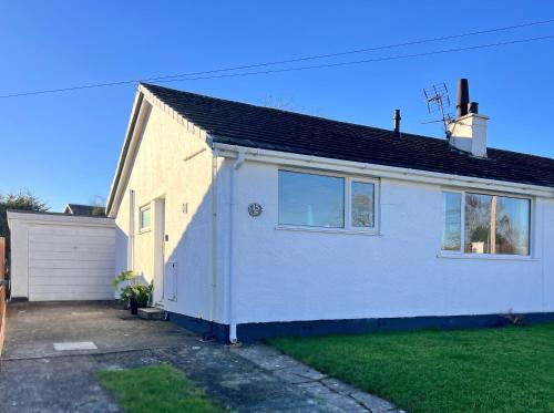 Pentraeth House | 'Blue Sky' 2 Bedroom Enclosed Garden Parking WiFi