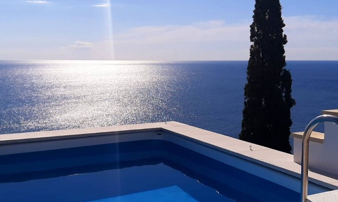 Porto Tricase Ski Chalet | BLUE SUITE COTTAGE ON THE SEA IN THE CREEK SWIMMING POOL (shared)