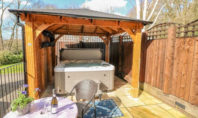 South Wingfield Cottage | BLUEBELL COTTAGE, pet friendly, with hot tub in Oakerthorpe