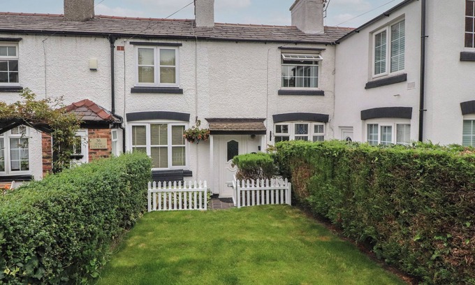 Ormskirk Cottage | BLUEBELL COTTAGE, pet friendly, character holiday cottage in Ormskirk