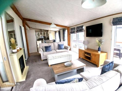 Skegness Resort | Bluebell Luxury 2 Bedroom Lodge - a perfect couples escape at Southview overlooking a pond