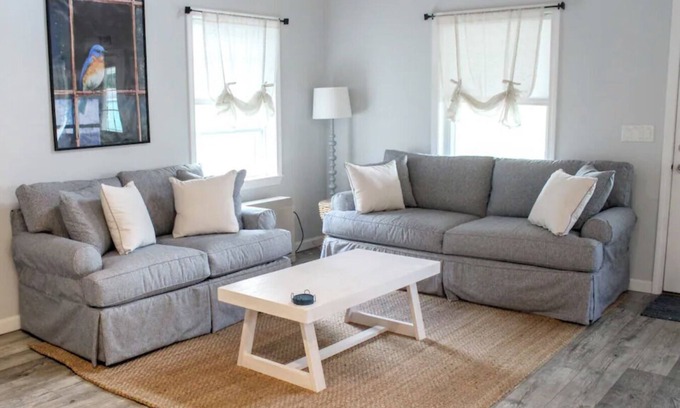 Litchfield Cottage | Bluebird Cottage - Cozy 2-bedroom with AC and WiFi on Woodbury Pond