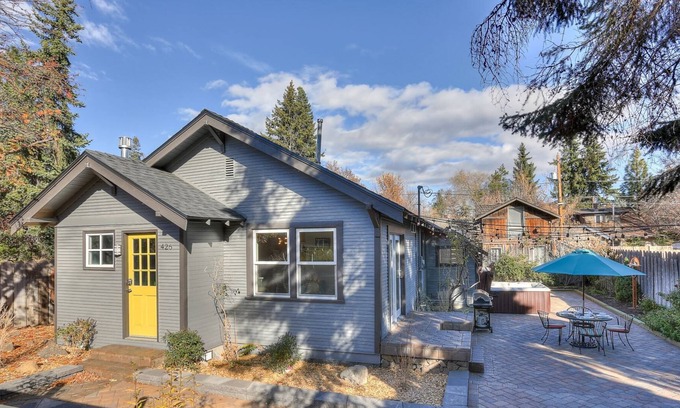 Old Bend House | Bluebird Day - Box Factory Bungalow - Walk to Downtown - Hot Tub