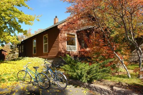 Old Bend House | Bluebird Day - Jefferson Cottage
