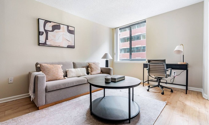 Radnor - Fort Myer Heights Apartment | Blueground | Court House, pool & gym, nr memorials