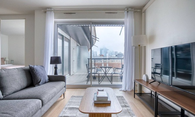 Neuilly-sur-Seine Apartment | Blueground | Neuilly balcony, nr offices & shops