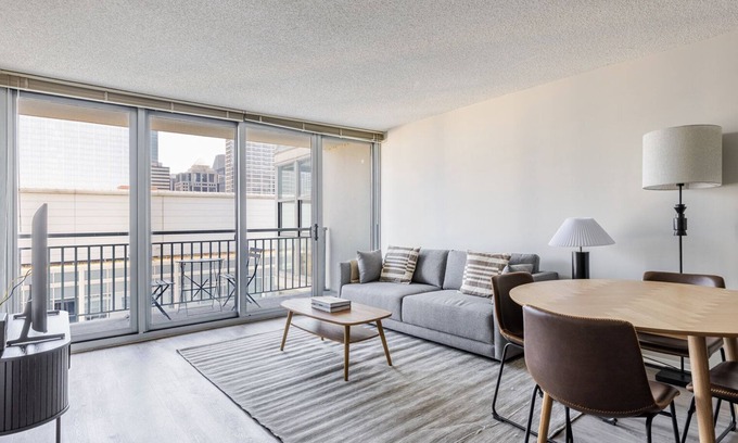 West Loop Gate Apartment | Blueground | West Loop, gym & bbq, nr Willis Tower