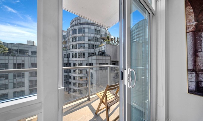 Toronto Entertainment District Apartment | Bluejaysway