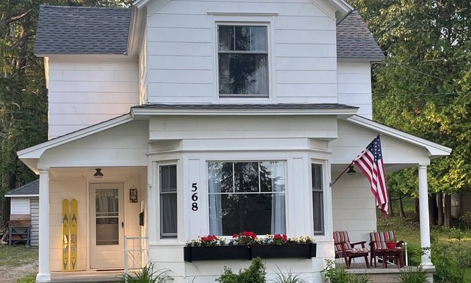 Harbor Springs House | Bluff Bliss. Stroll along the Bluff to downtown. FRESHLY renovated.