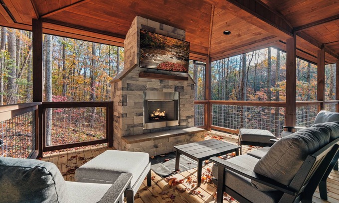 Gatlinburg - Pigeon Forge Cabin | Bluff Mountain Retreat: New and Modern w/Indoor Pool and 3 En Suite Bedrooms