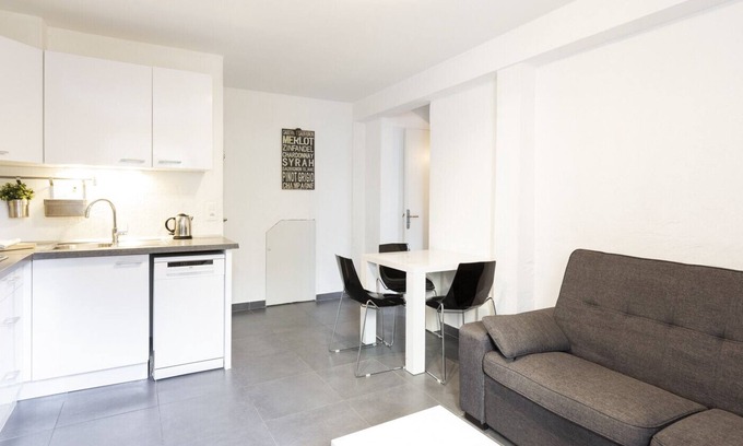 Antibes Old Town Apartment | BNB RENTING Chez Dominique - 1 bedroom 2-4pers Center Antibes Migrainier/1