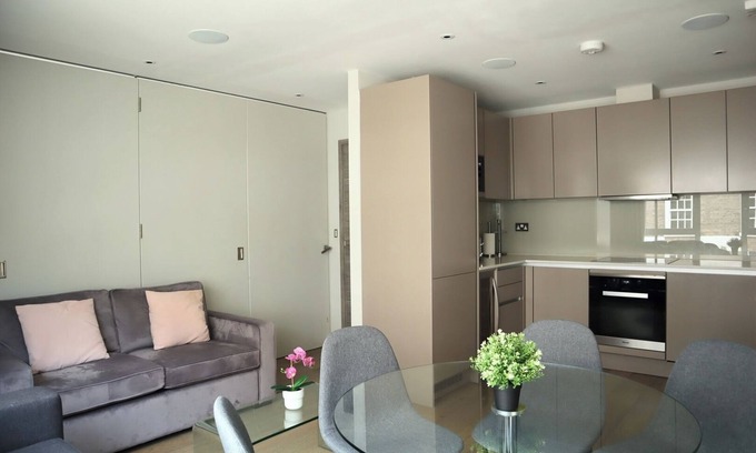 Vincent Square Apartment | BnBNook - Bright 3BR by Trafalgar Square and Big Ben