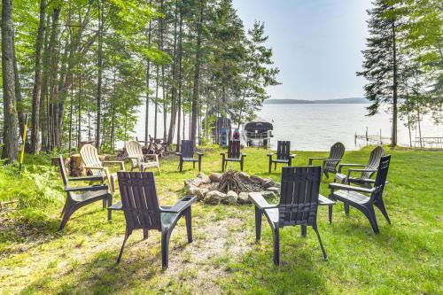 Hayward House | Boat Dock, Full Gym Waterfront Nelson Lake Gem!