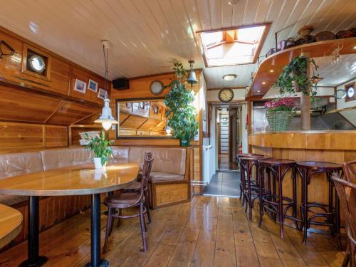 Leiden Boat Rental | Boat in Leiden near City Center & Museums