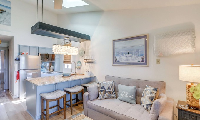 Oak Harbor Condo | Boat Slip & Pool Access: Oak Harbor Haven!