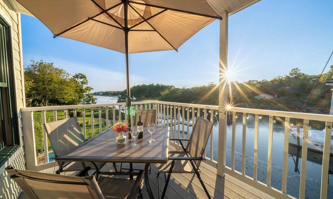 Momauguin House | Boater's paradise 3-bedroom waterfront home clean, modern, private