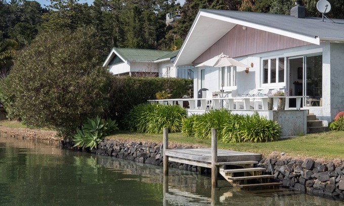 Kawau Island House | Boaties Paradise - Charming waterfront cottage.