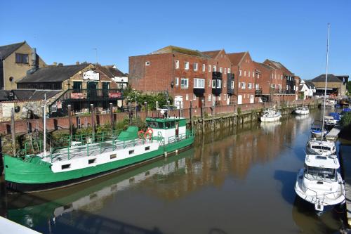 Sandwich Apartment | Boatyard View