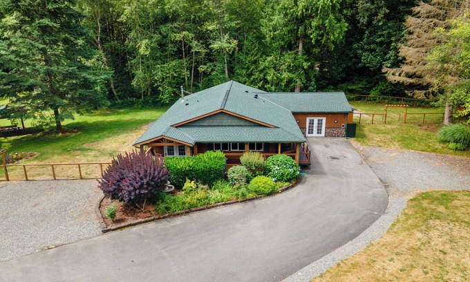 Mirrormont House | Bobcat Ranch- Dog Friendly Acreage in Issaquah's Mirrormont Neighborhood