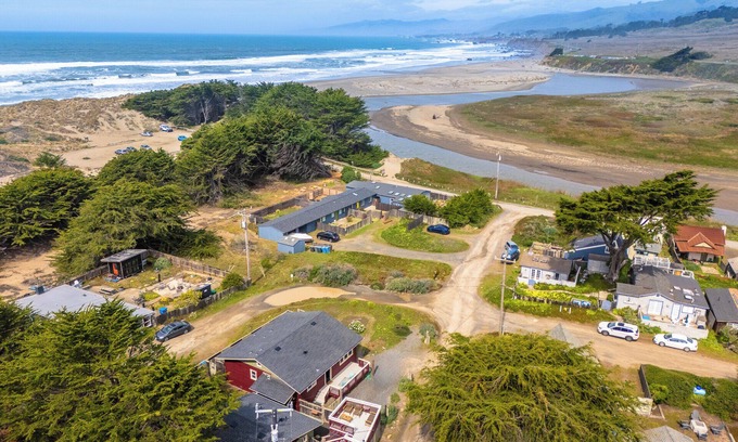 Salmon Creek House | BodegaBreeze~Chill Coastal Home+Studio -Bodega Bay,Walk to Beach/HotTub/WiFi