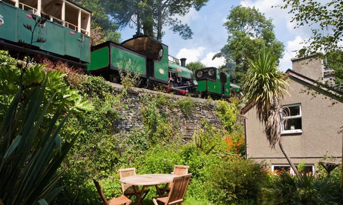 Penrhyndeudraeth House | Bodorwel Cottage