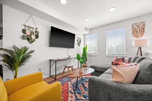People's Freeway House | Boho 2BR Townhome King 2-Car Garage SLC