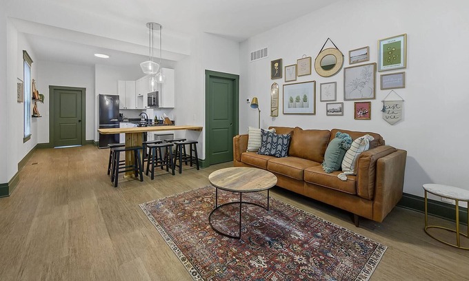 Lindenwald House | BoHo Townhome|Near the River|5 Min to Spooky Nook