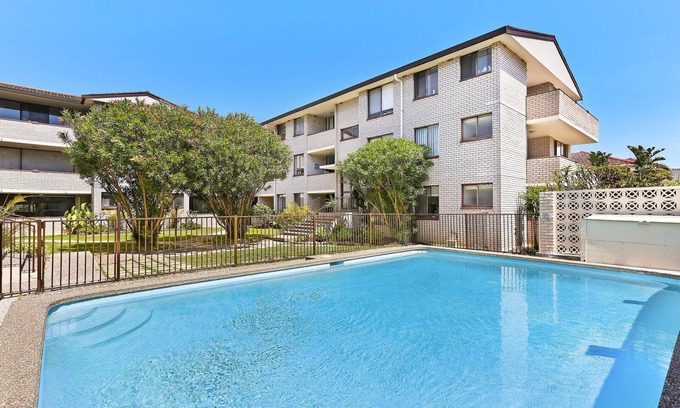 North Bondi Apartment | Bondi Beach Apt Swimming Pool, Parking and Air Con