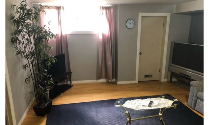 Whyte ave Apartment | Bonnie Doon Hideway-steps from Whyte Av& shopping